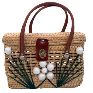 Glamlindo Artesania Handmade Woven Palm Leaf Bag with Snap Closure.